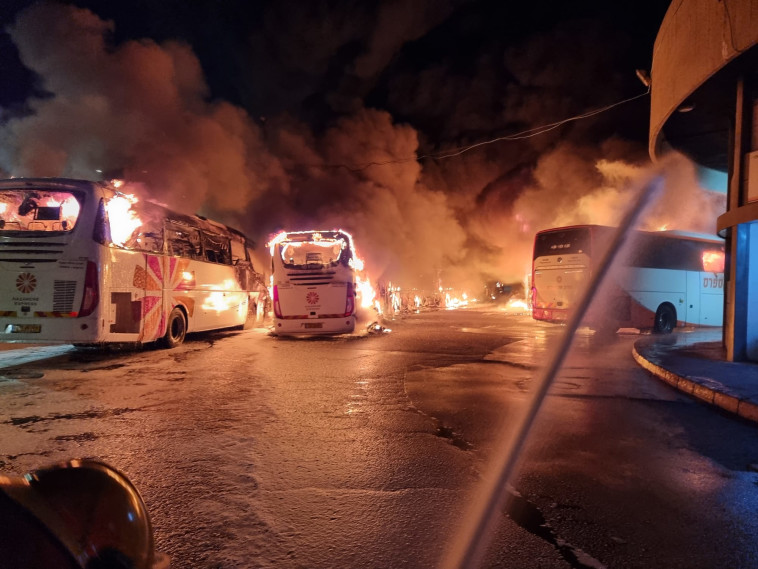 שריפת האוטובוסים בצפת (צילום: כבאות והצלה מחוז צפון)