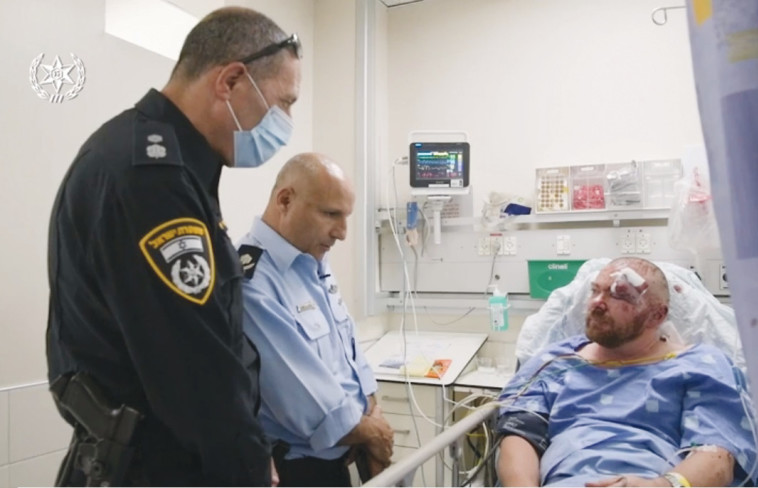ניצב המשטרה ליד אחד הפצועים