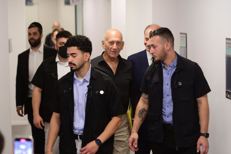 אהוד אולמרט לפני הדיון בתביעת הדיבה של משפחת נתניהו