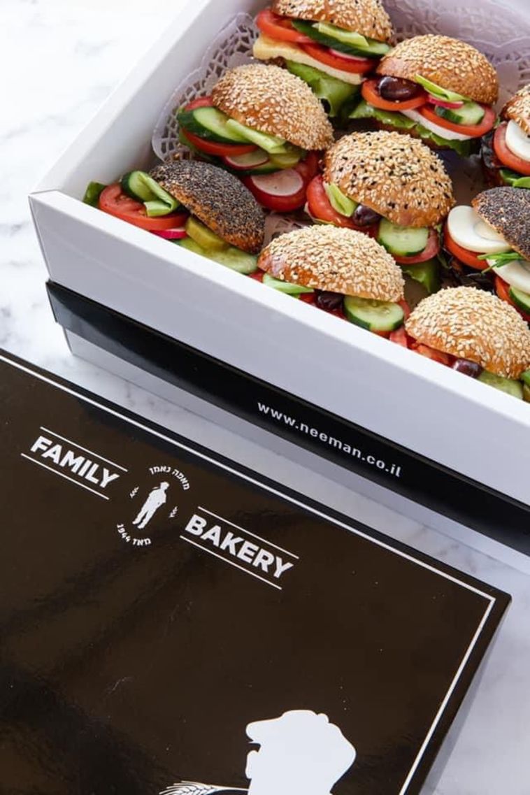 מגש אירוח של מאפה נאמן