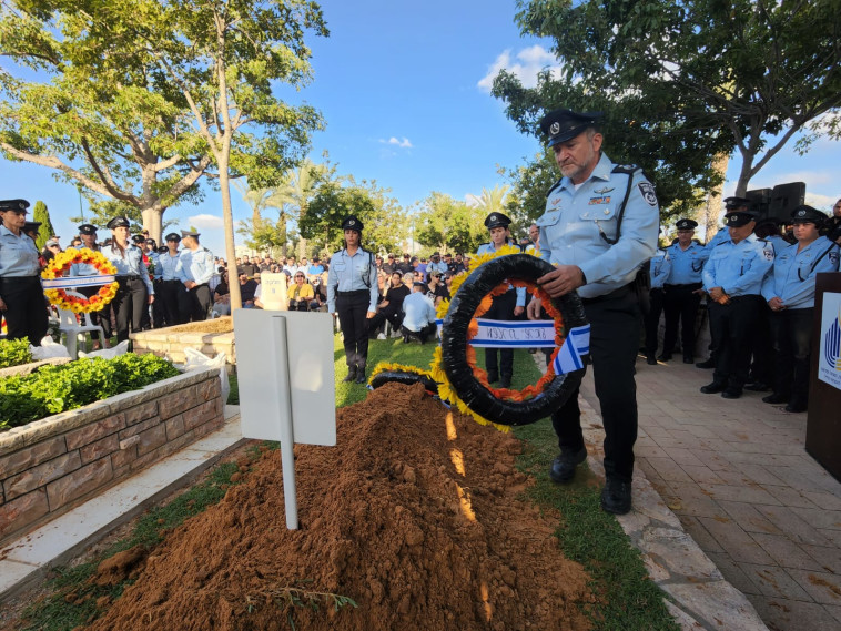 מפכ''ל המשטרה בהלווית עמיחי כרמלי (צילום: דוברות המשטרה)