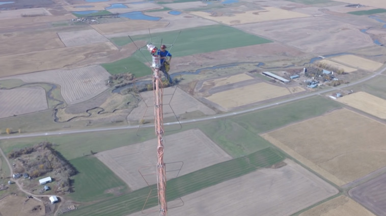 קווין שמידט על אנטנה בגובה של למעלה מ-450 מטרים
