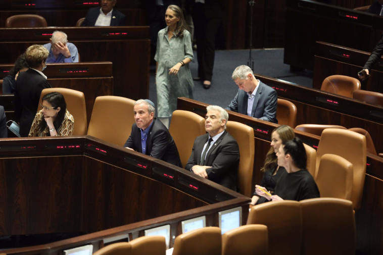לפיד וחברי הקואליציה במליאת הכנסת