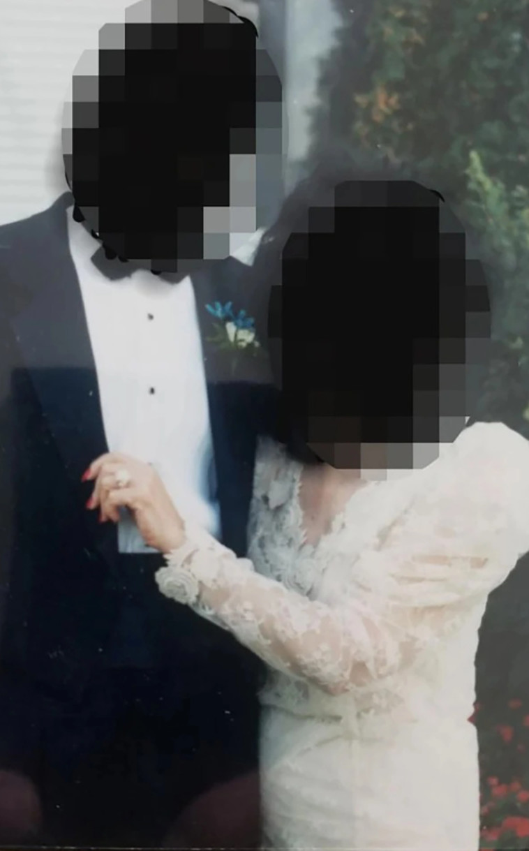 החתן ואמו עם השמלה התואמת לשמלת הכלה