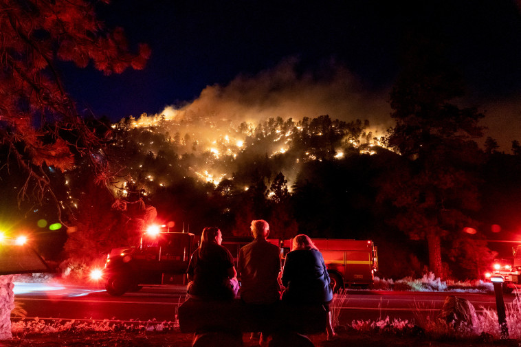 בני משפחה צופים בשריפות בקליפורניה (צילום: רויטרס)