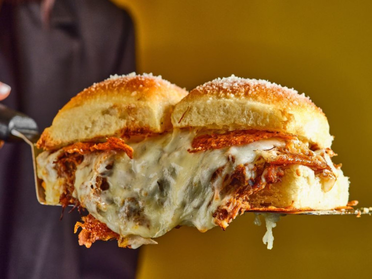 לחמניות עננים עם אסאדו מפורק ושלושה סוגי גבינות