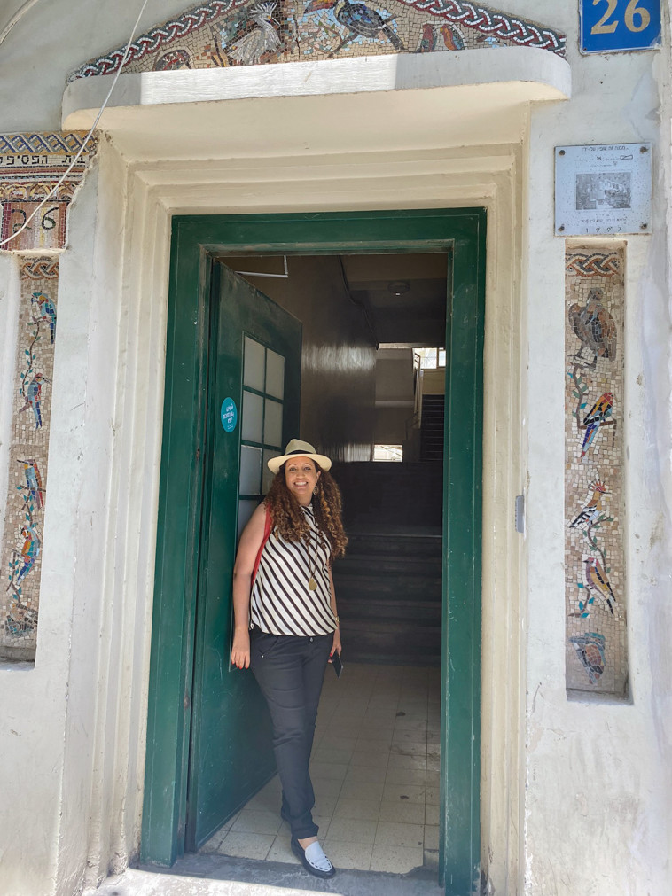 דנה בכניסה למוזיאון הפסיפס (צילום: מיטל שרעבי)