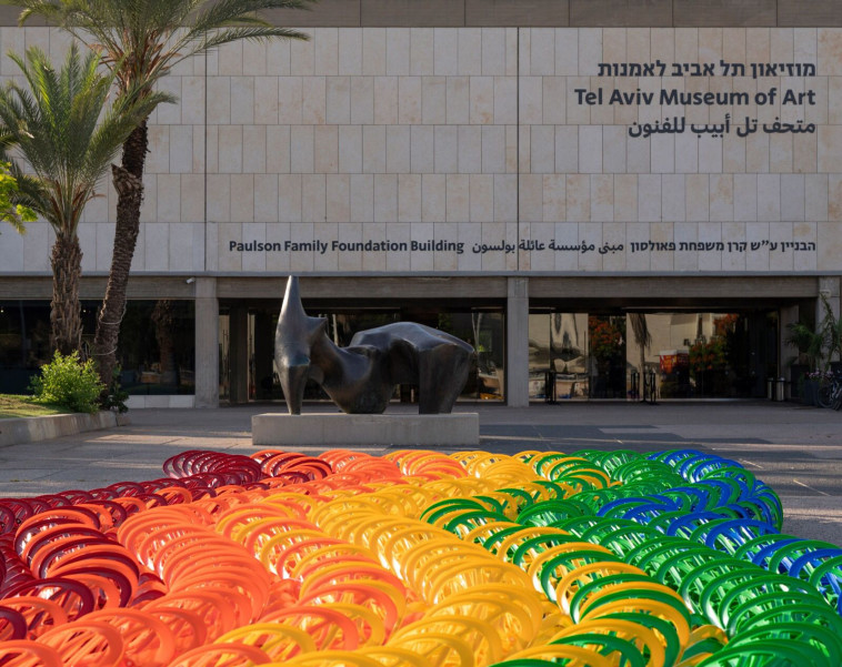1,200 כיסאות כתר פלסטיק בצבעי דגל הגאווה ברחבת מוזיאון תל אביב (צילום: מיכאל שבדרון)