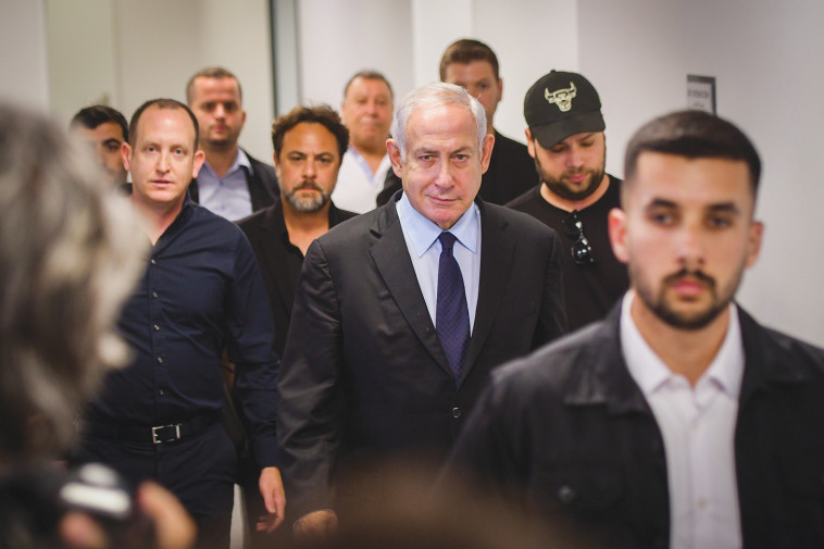 בנימין נתניהו יוצא מבית המשפט