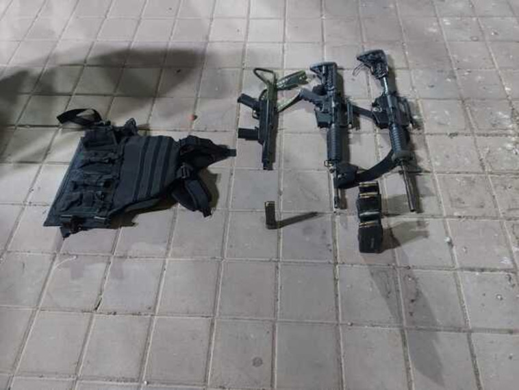הנשקים שנתפסו ברכב המחבלים בג'נין (צילום: דובר צה''ל)