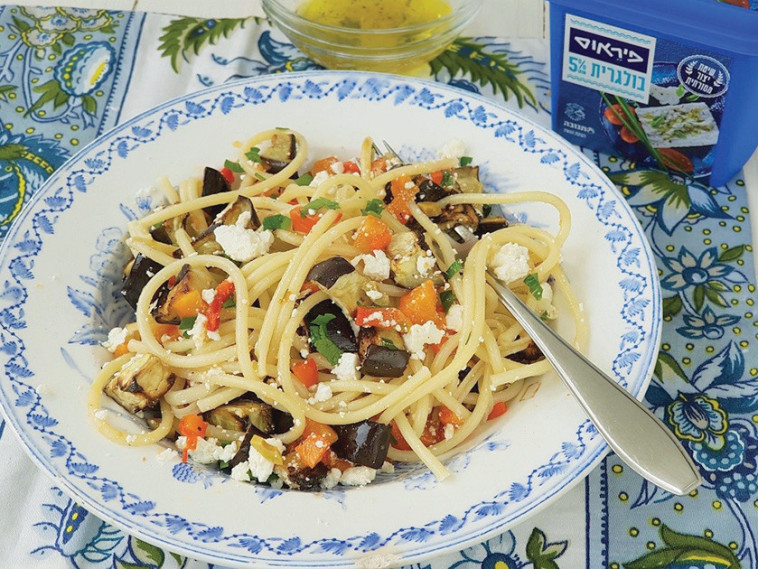 פסטה עם פלפלים, חצילים, זיתים ובולגרית