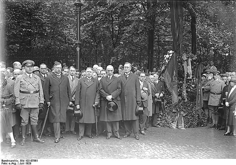 טקס בזירת הרצח  (צילום: Bundesarchiv, Bild)