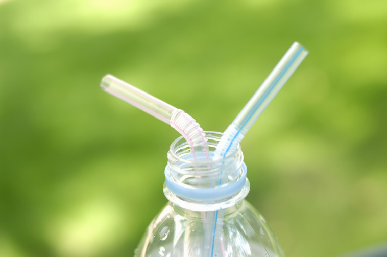 שתייה דרך קשית