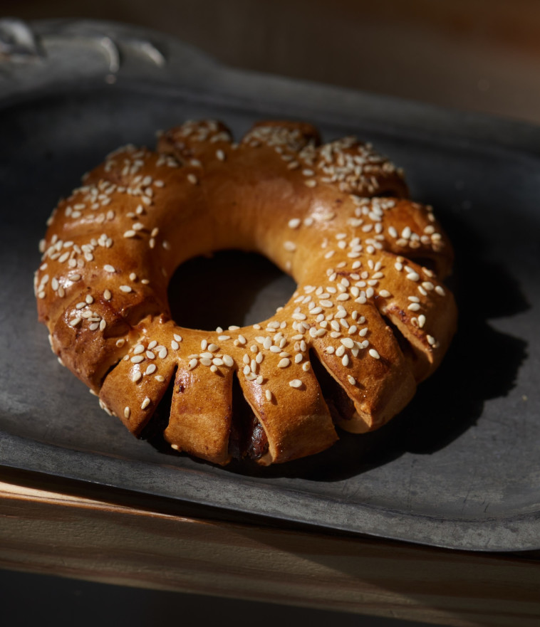 אלגרק - לחם בצורת טבעת ממולא בתמרים ובתבלינים, שחזרו ואפו: מיכל בוטון ואנה שפירו (צילום: דור קמחי)