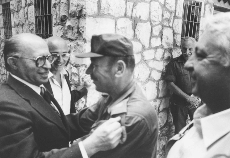 העברת הבופור מידי צה''ל למפקד צד''ל מייג'ור סעד חדאד