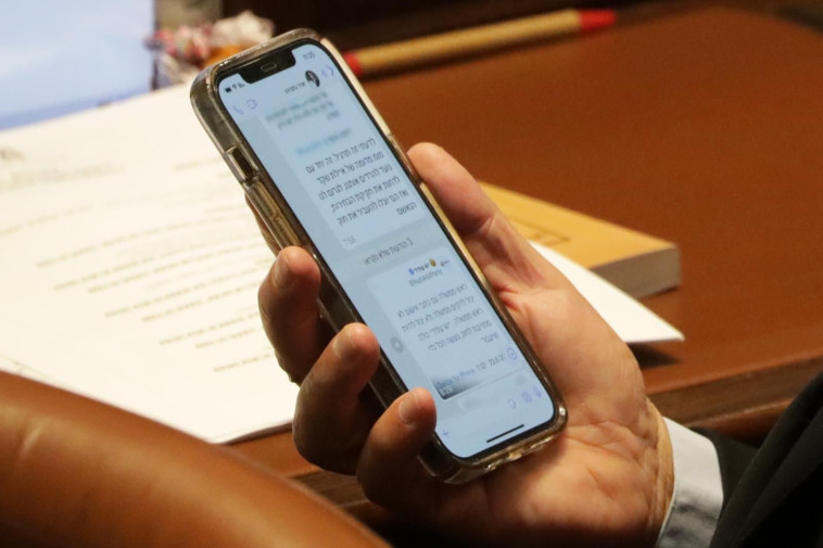 נתניהו עם הודעת יאיר במליאה