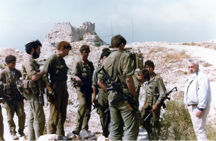 שר הביטחון אריאל שרון על מבצר הבופור עם חיילים  (צילום: ארכיון צה''ל במשרד הביטחון)