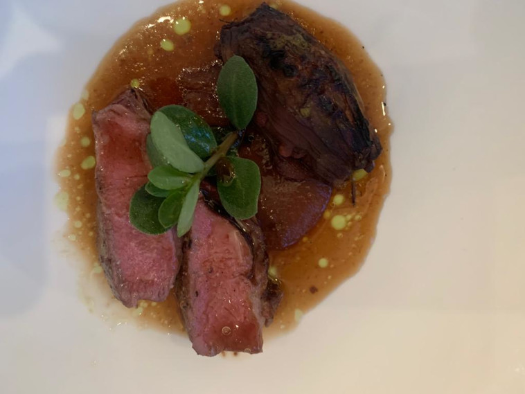 טלה דובדבנים חמוצים, בצל, בורגול 