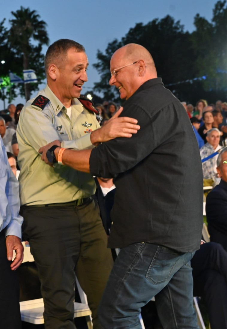 אפרים טלבי פוגש את הרמטכ''ל כוכבי בעצרת לציון 40 שנה למבצע של''ג