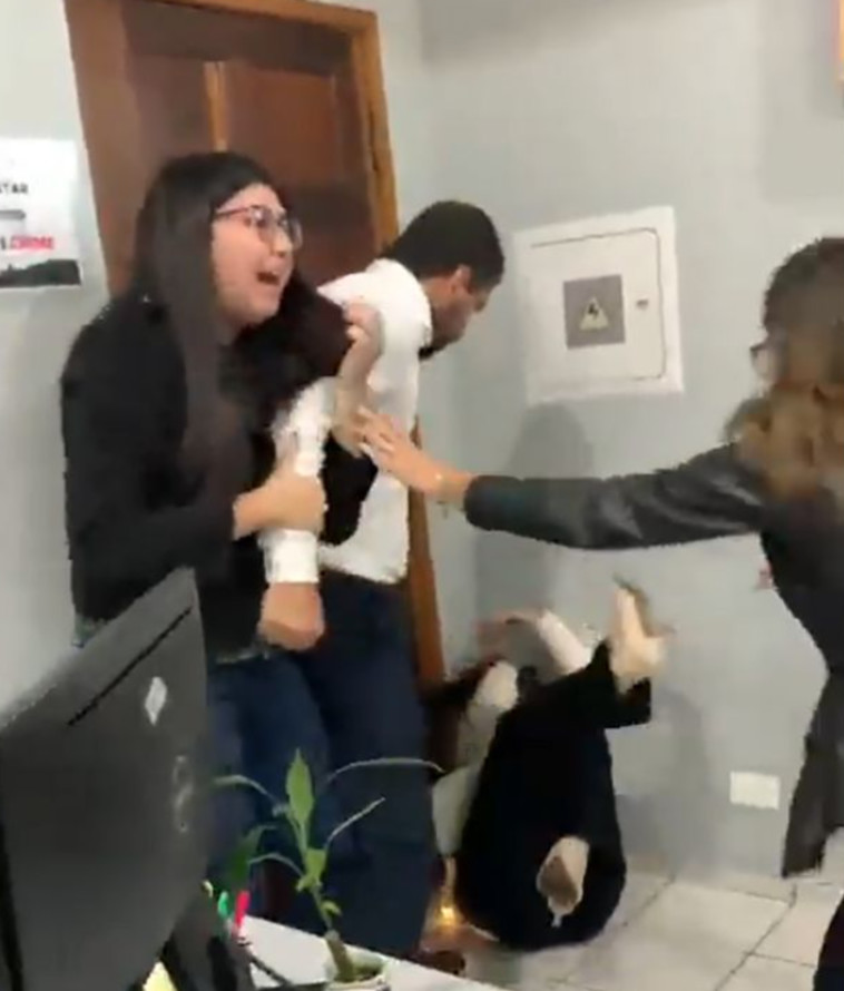 הכה את הקורבן באכזריות