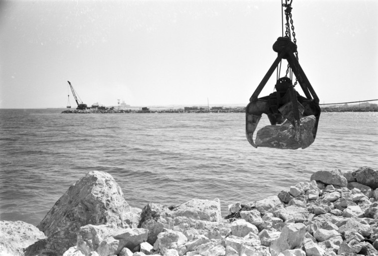 הקמת נמל אשדוד (צילום: עמי ערב ז''ל)