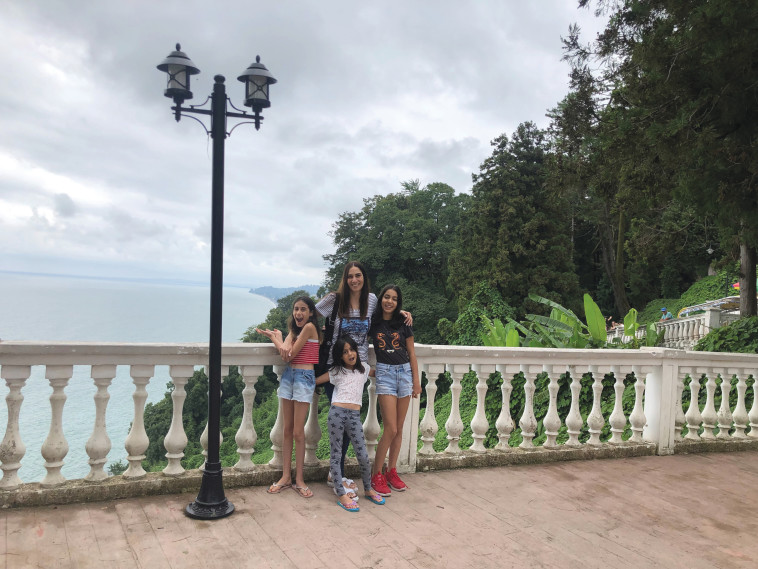 שירלי כהן עורקבי ובנותיה בטיול בבטומי