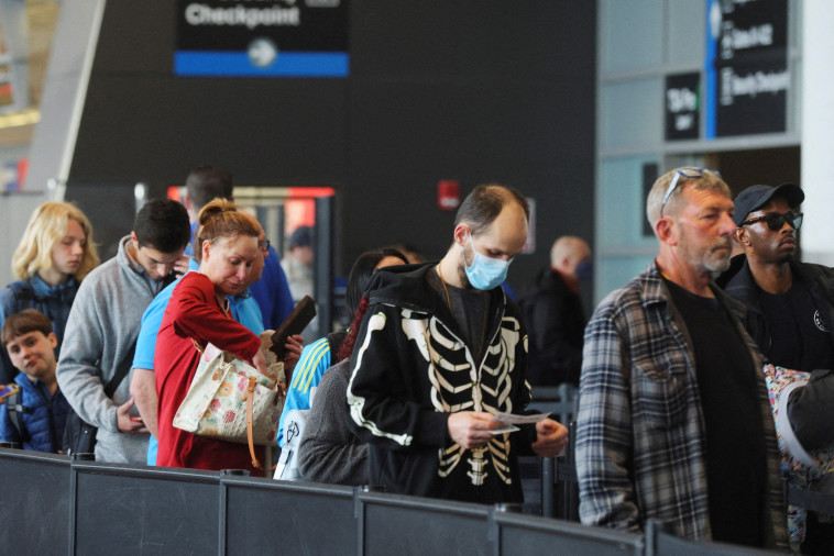 נוסעים בשדה תעופה בארצות הברית, ארכיון (למצולמים אין קשר לנאמר בכתבה) (צילום: רויטרס בראיין סניידר)