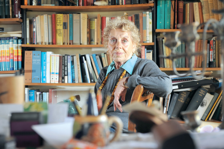 שולמית אלוני