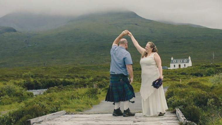 אמנדה ופול ריזל אי סקאי עם בגדי החתונה שקיבלו מתושבי האי (צילום: LOVESKYEPHOTOGRAPHY)