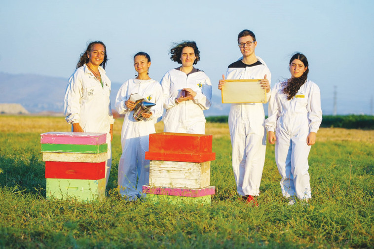 מימין תמר מנדז,  רעות דורי , נופר ניב, איליה גרנובסקי,  ושרון ניר ענבר
