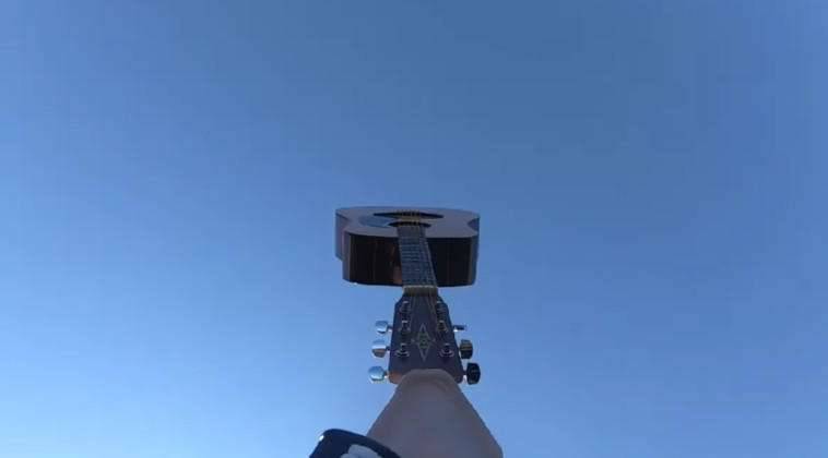 גיטרה על הסנטר