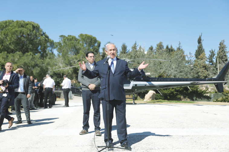 דני דנון מאחורי נתניהו