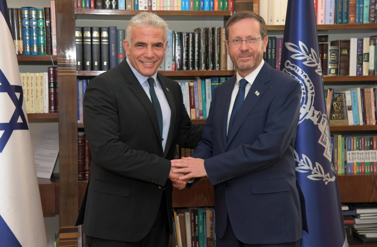 נשיא המדינה יצחק הרצוג עם ראש הממשלה הנכנס יאיר לפיד