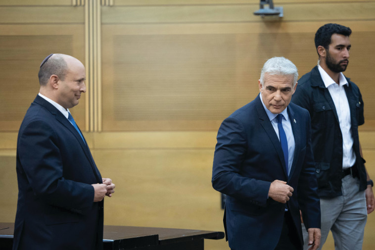 לפיד ובנט. חילוקי הדעות האידיאולוגיים נבלעו במסך עשן