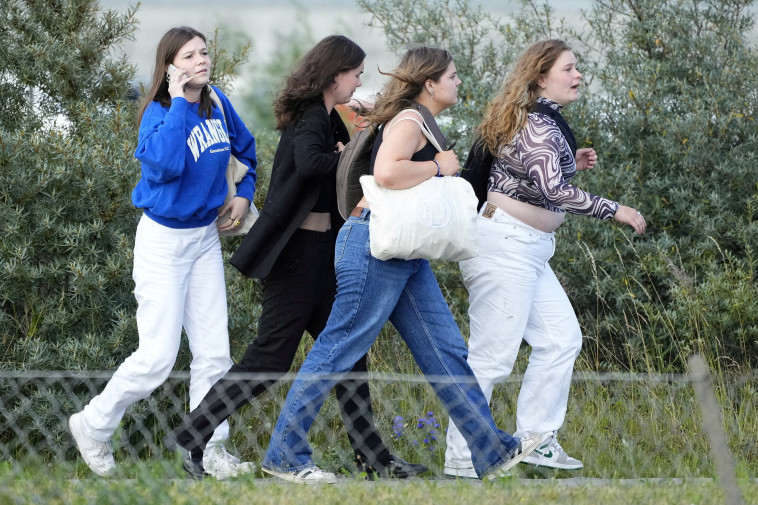 מבלות בורחות מהקניון בו התרחש אירוע ירי בקופנהגן