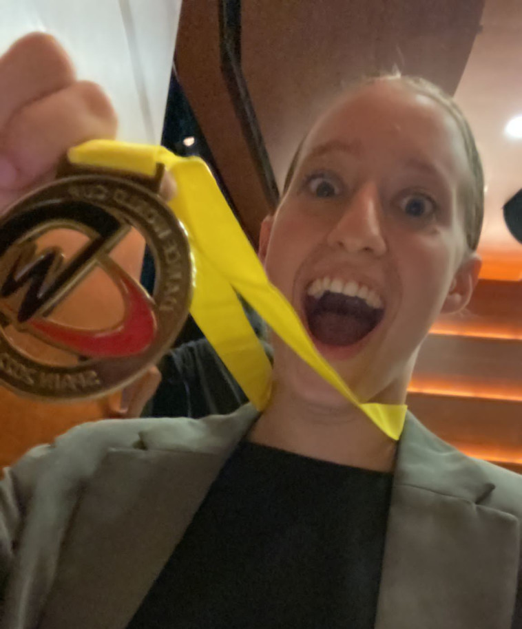 שי-לי קרמר והמדליה 