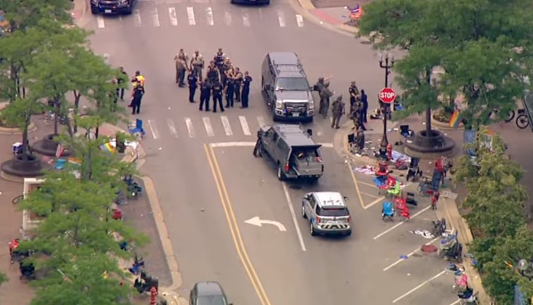 זירת אירוע הירי בהיילנד פארק הסמוך לשיקגו