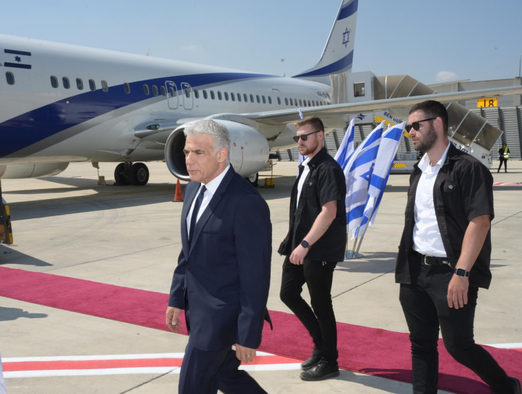 רה''מ יאיר לפיד טרם ההמראה לצרפת