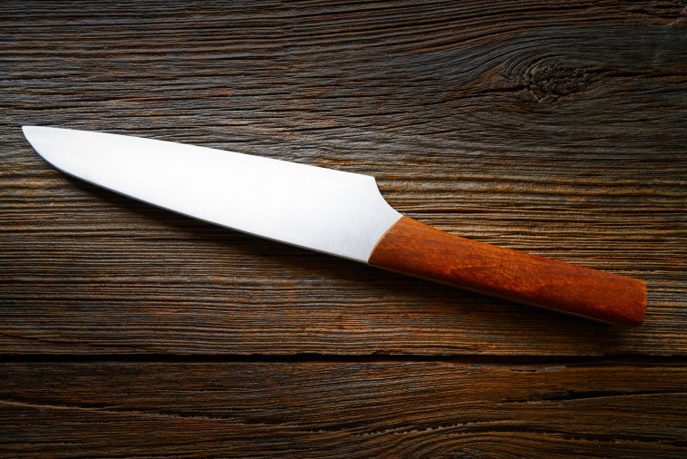 חתכה את הבטן של בנה, אילוסטרציה