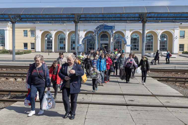 אזרחים נמלטים מסלאביאנסק, אוקראינה