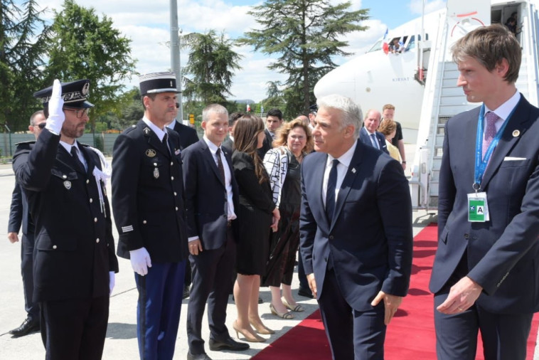 ראש הממשלה יאיר לפיד בעת הגעתו לפריז (צילום: עמוס בן גרשון, לע''מ)