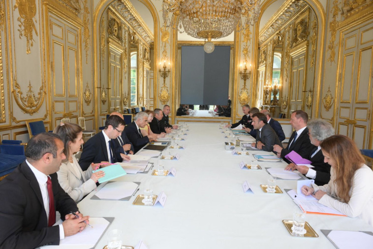 לפיד ומקרון בפגישתם בארמון האליזה