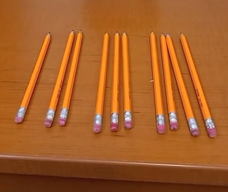 כך נראה הפתרון, לאחר שהזזתם את העיפרון השני משמאל לרווח בין הקבוצה הראשונה והשנייה מימין  (צילום: צילום מסך טיקטוק)