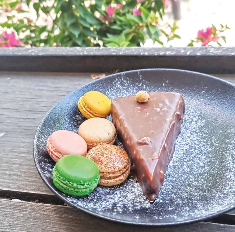 עוגת שוקולד, מוס קרמל ואגוזי לוז