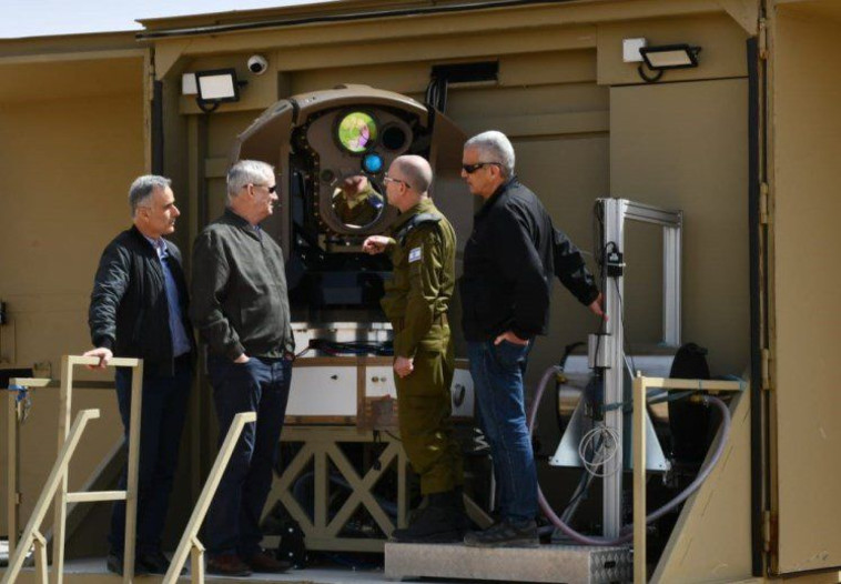 גנץ בביקור במערכת הלייזר ''מגן אור'' ליירוט כטב''מים