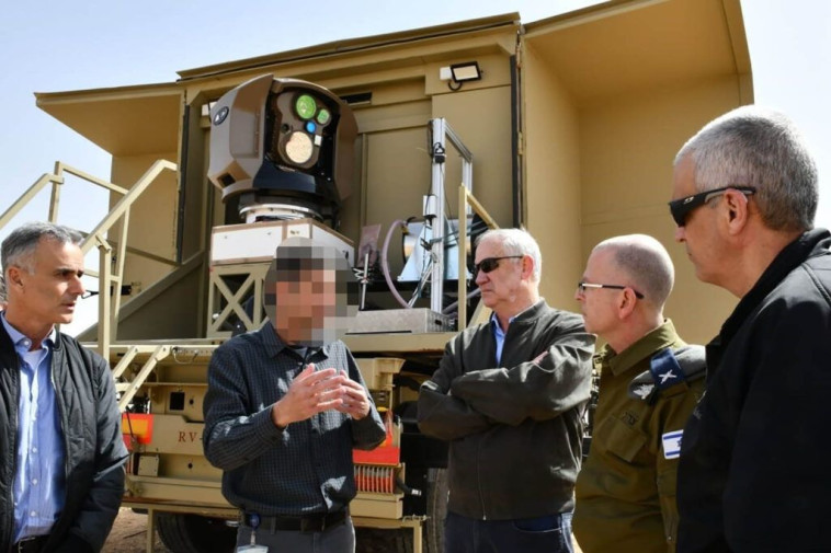 גנץ בביקור במערכת הלייזר ''מגן אור'' ליירוט כטב''מים