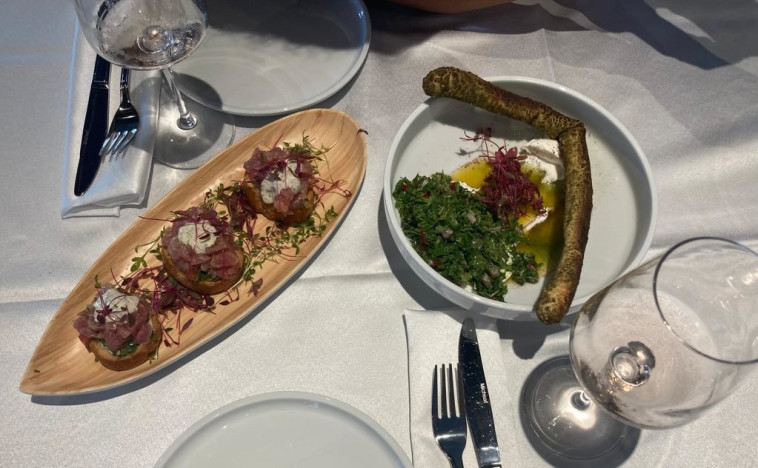 ברוסקטת ''הולה הולה'' וטרטר מוסר ים