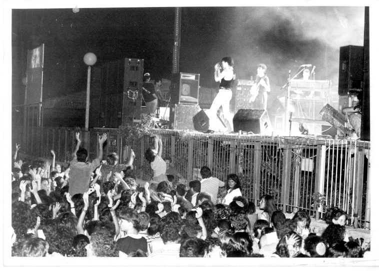 אדם בהופעה, פסטיבל ערד 1987 (צילום: אורלי פלר)
