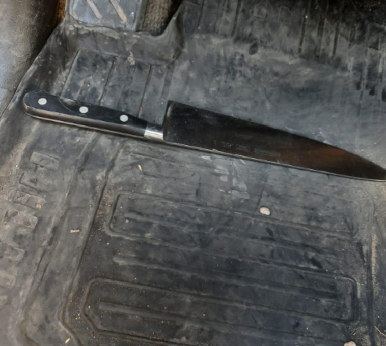 הסכין בה דקר תושב באקה אל גרביה את זוגתו ואת השוטרים (צילום: דוברות המשטרה)