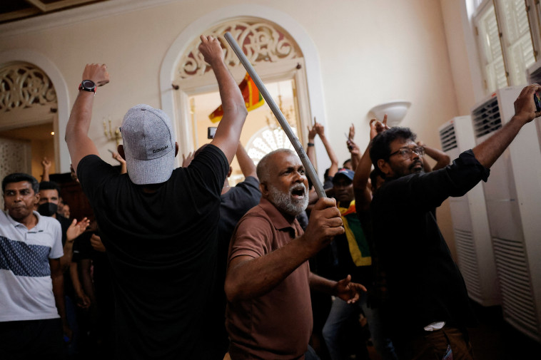 המפגינים בסרי לנקה בבית הנשיא (צילום: REUTERS/Dinuka Liyanawatte)